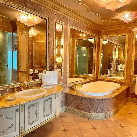 Royal & Готель 5*