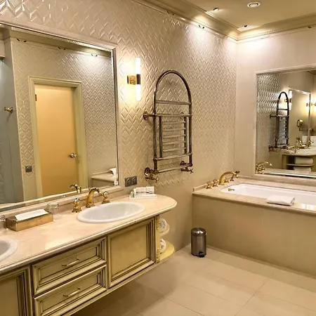 Готель Royal & 5*
