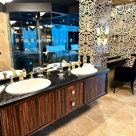 Готель Royal & 5*