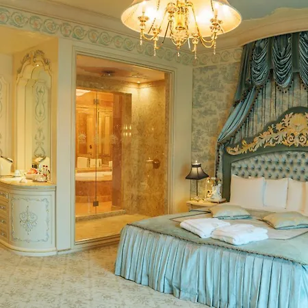 Готель Royal &