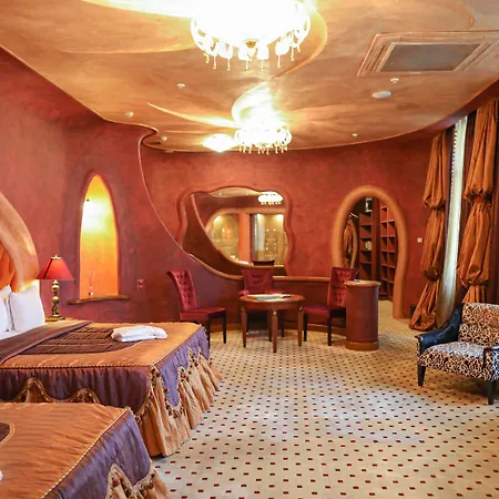 Готель Royal &