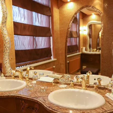 Готель Royal &