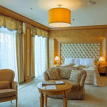 Hotel Royal &