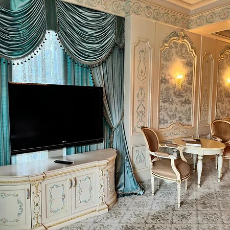 Royal & Hotel